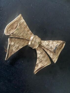 Vintage Trifari Gold Tone Bow Brooch Woven Ribbon Design-perfect condition 40’s